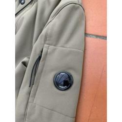 Cp company shoftshell parka valt als een kleine M grote S