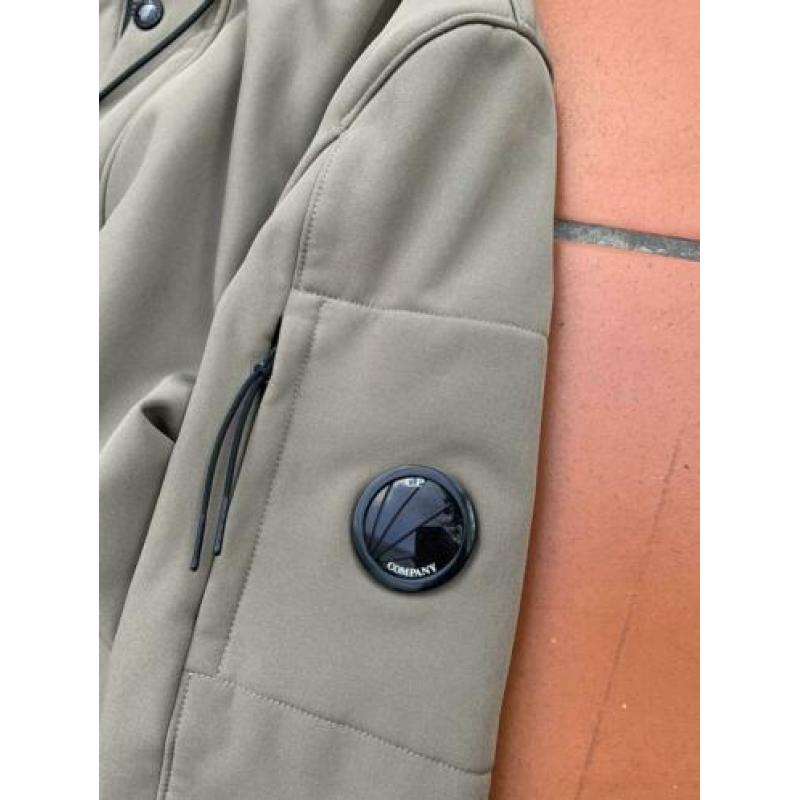 Cp company shoftshell parka valt als een kleine M grote S