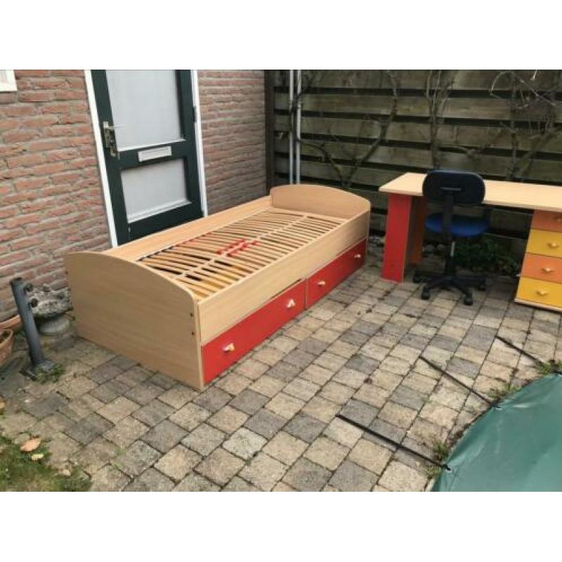 Kinderbed met bureau