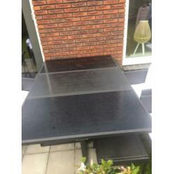 Moderne tuinset glas en metalen frame met witte kussens