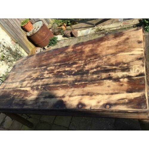 Robuuste spaanse eettafel