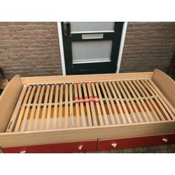 Kinderbed met bureau