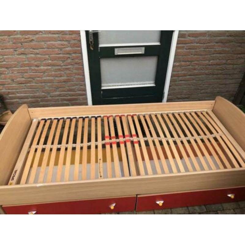 Kinderbed met bureau