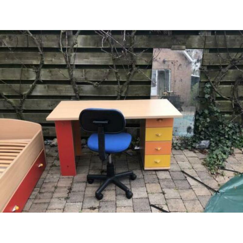 Kinderbed met bureau