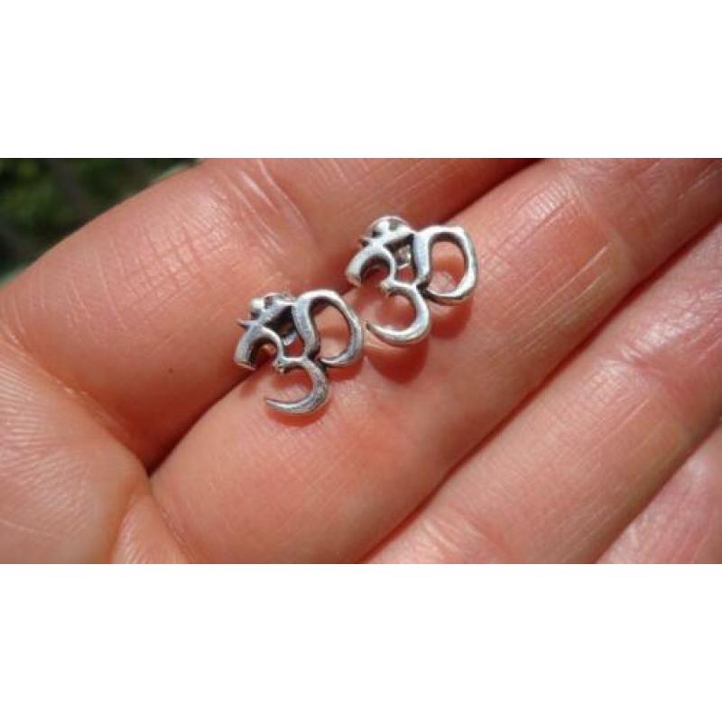 925 zilver oorbellen oorknopjes OHM symbool - Vanoli
