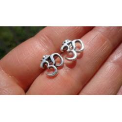 925 zilver oorbellen oorknopjes OHM symbool - Vanoli