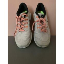 Nike hardloopschoenen 39