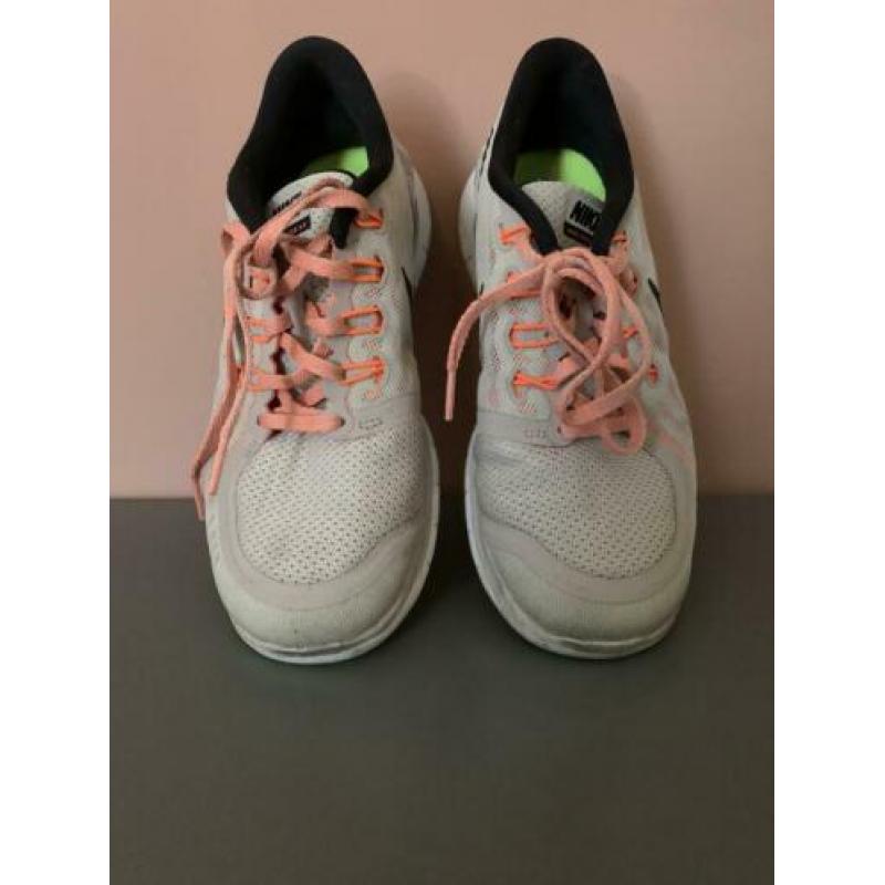 Nike hardloopschoenen 39