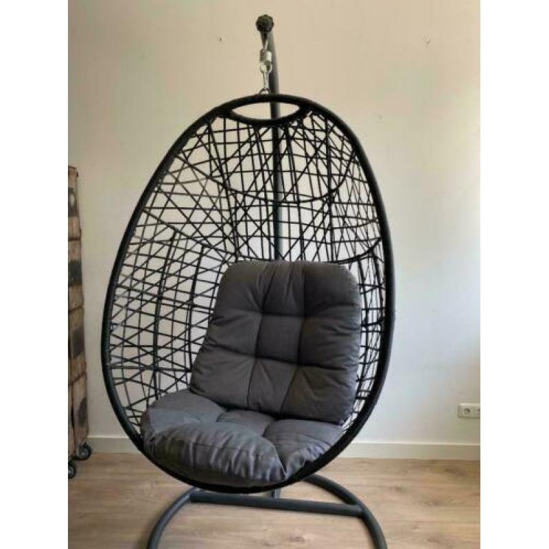 Hangstoel zwart/grijs ei-vormig