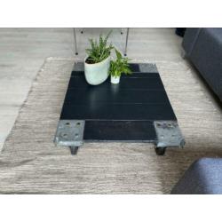 Mooie salontafel die van een oude rolcontainer is gemaakt.