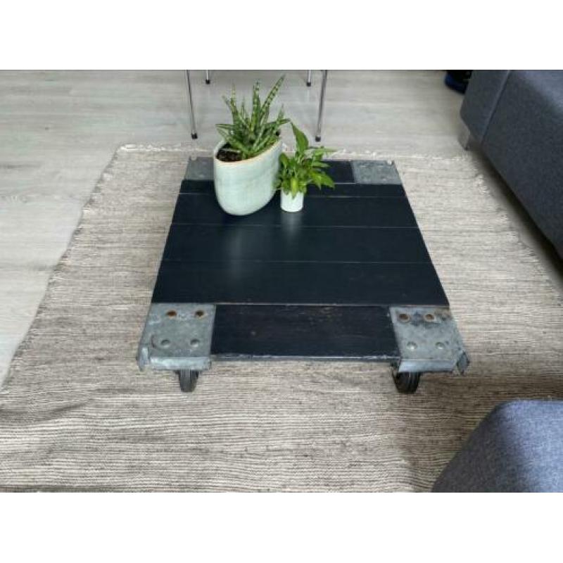 Mooie salontafel die van een oude rolcontainer is gemaakt.