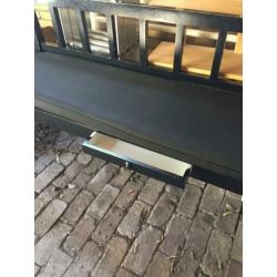 Houten bank met los kussen
