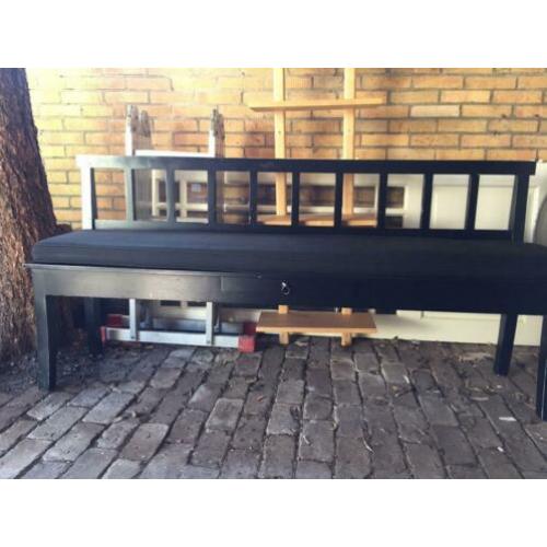 Houten bank met los kussen