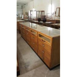 Antieke oude vitrine toonbank vitrinekast winkelkast vintage