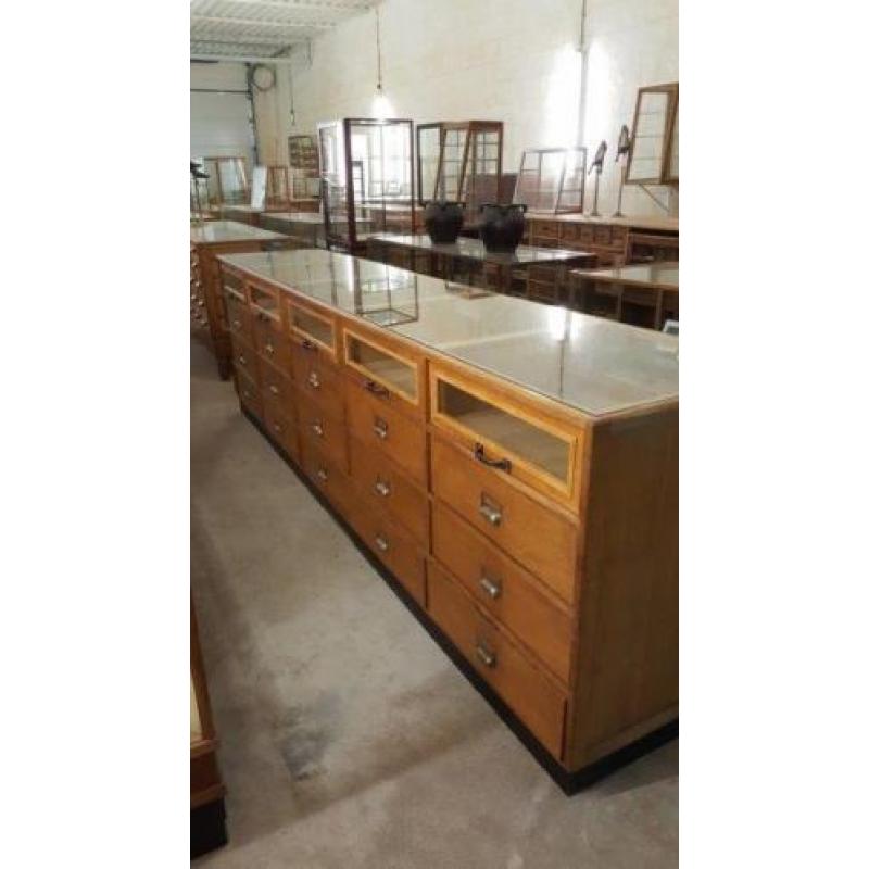 Antieke oude vitrine toonbank vitrinekast winkelkast vintage