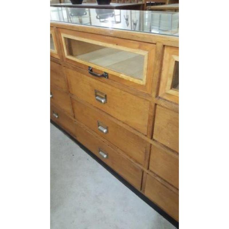 Antieke oude vitrine toonbank vitrinekast winkelkast vintage