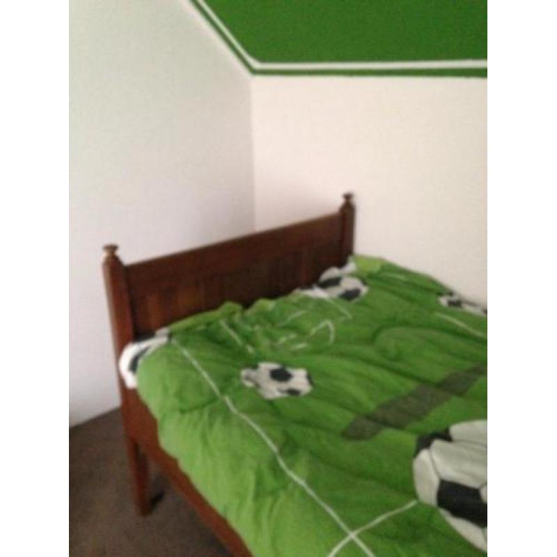Bed met nachtkastje