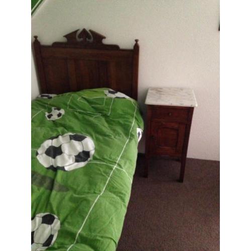 Bed met nachtkastje