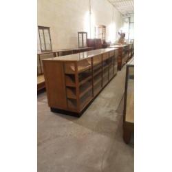 Antieke oude vitrine toonbank vitrinekast winkelkast vintage