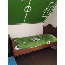 Bed met nachtkastje