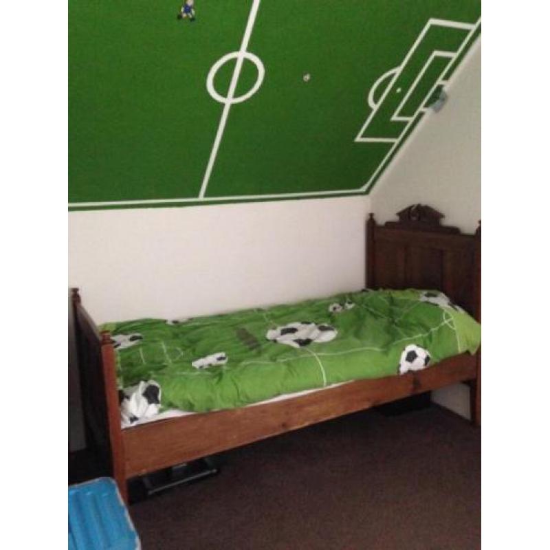 Bed met nachtkastje