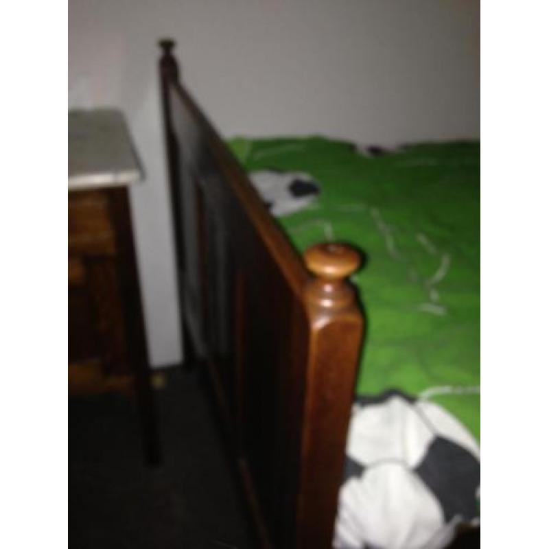 Bed met nachtkastje