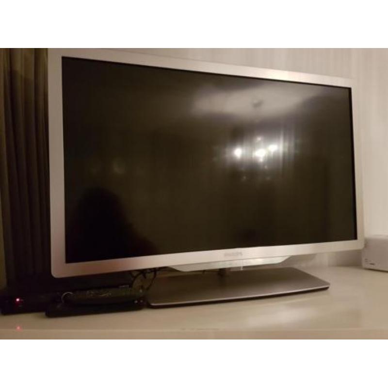 Nette Philips tv met ambilight en Humax tv box