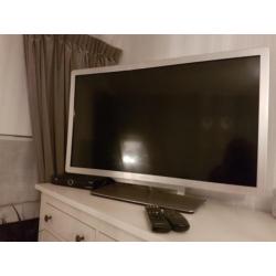 Nette Philips tv met ambilight en Humax tv box