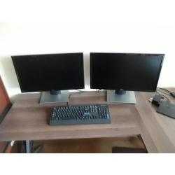 2 Dell 24 inch beeldschermen+toetsenbord