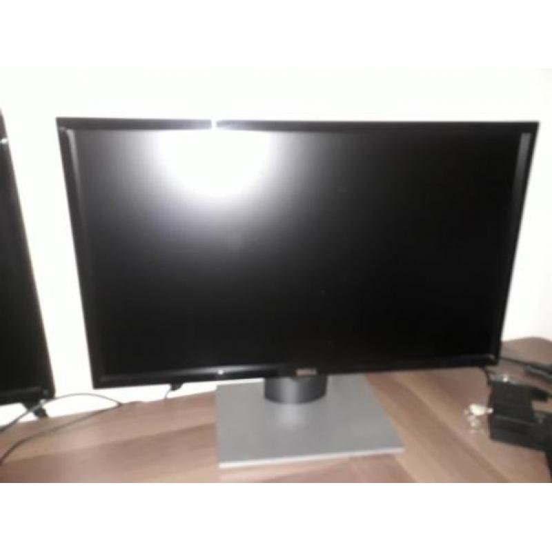 2 Dell 24 inch beeldschermen+toetsenbord