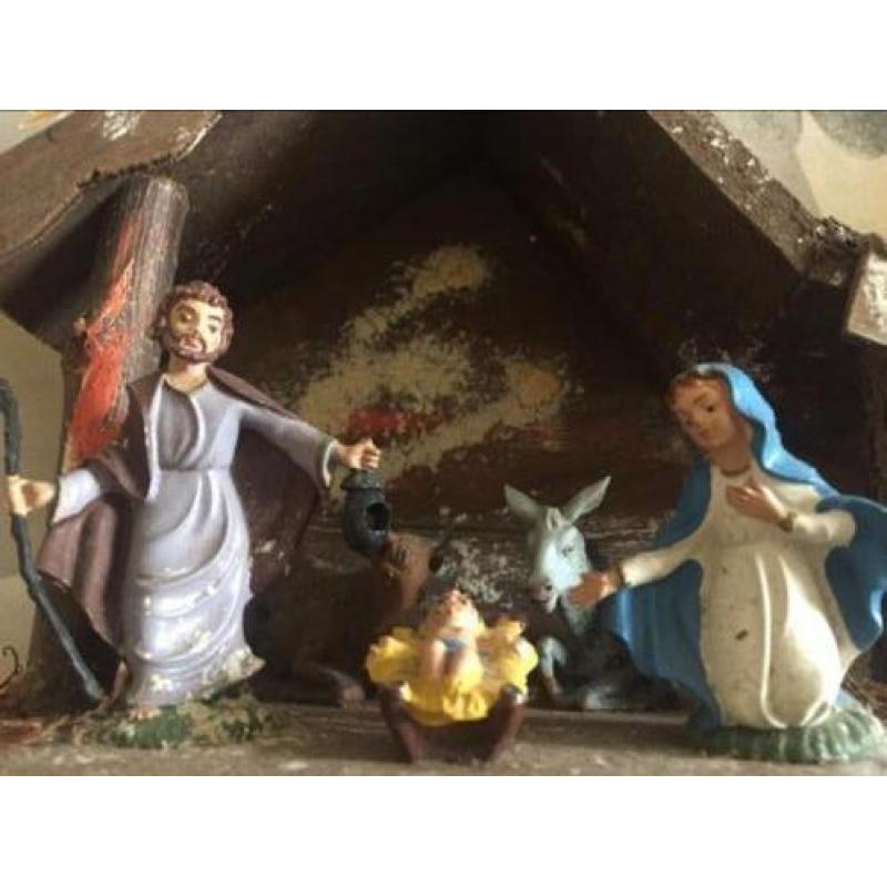 kleine kerststal met beeldjes