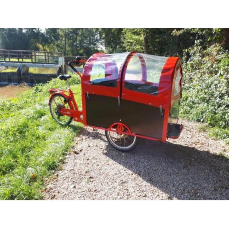 Elektrische crèche bakfiets voor 8 kinderen