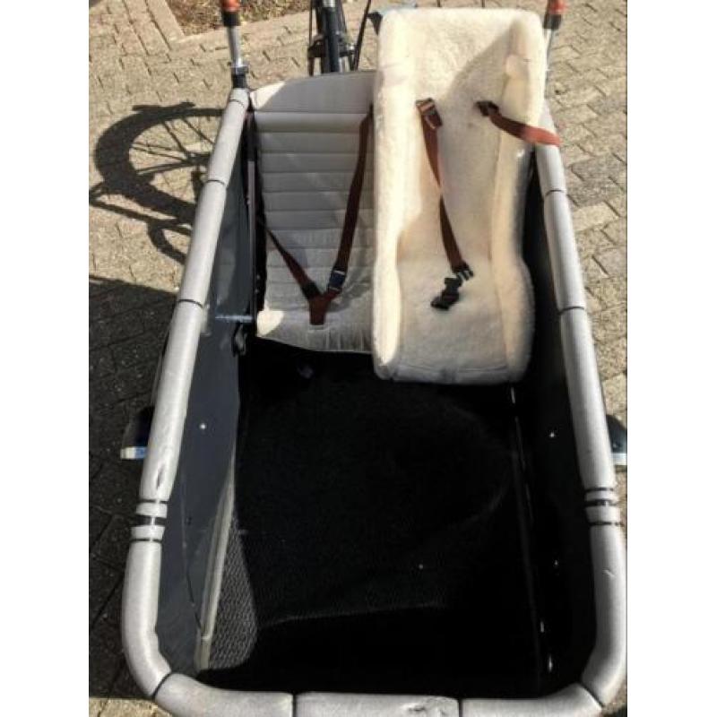 Mooie degelijke JohnnyLoco bakfiets plus babyschelp en hoes
