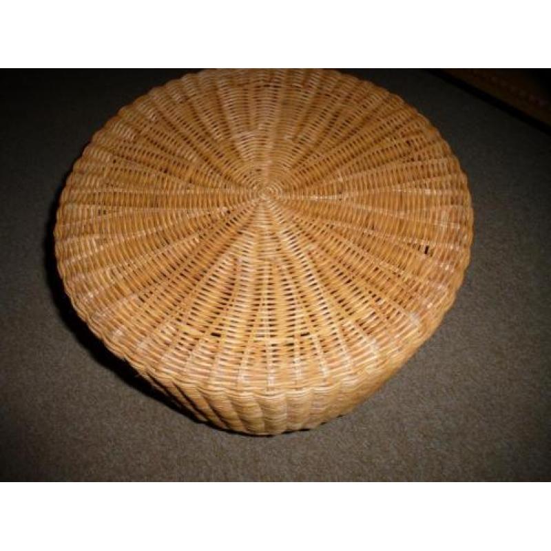 rieten poef bijzet tafel