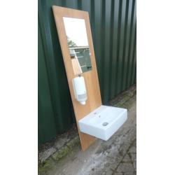 2 fonteinmeubels met spiegel en zeepdispenser