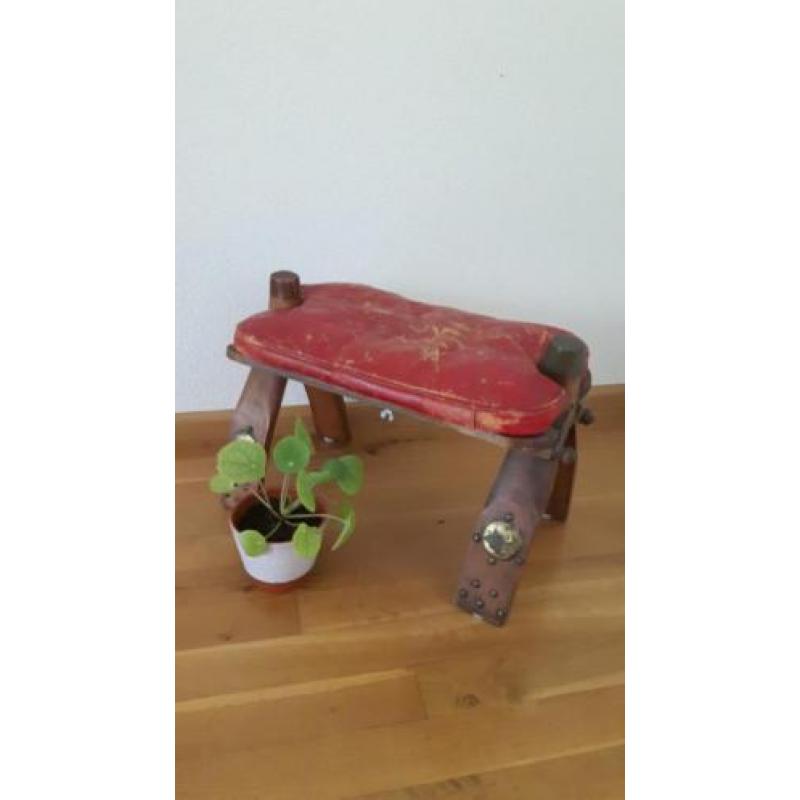 retro vintage kamelenkruk, voetenbankje