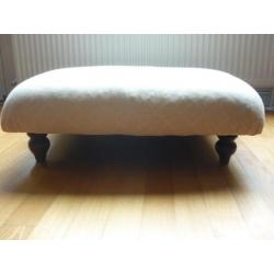 prachtige hocker oud model/opnieuw bekleed creme