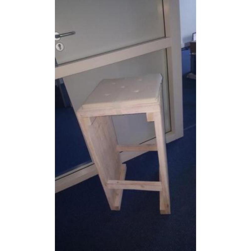 Steigerhouten hoge tafel met 8 krukken