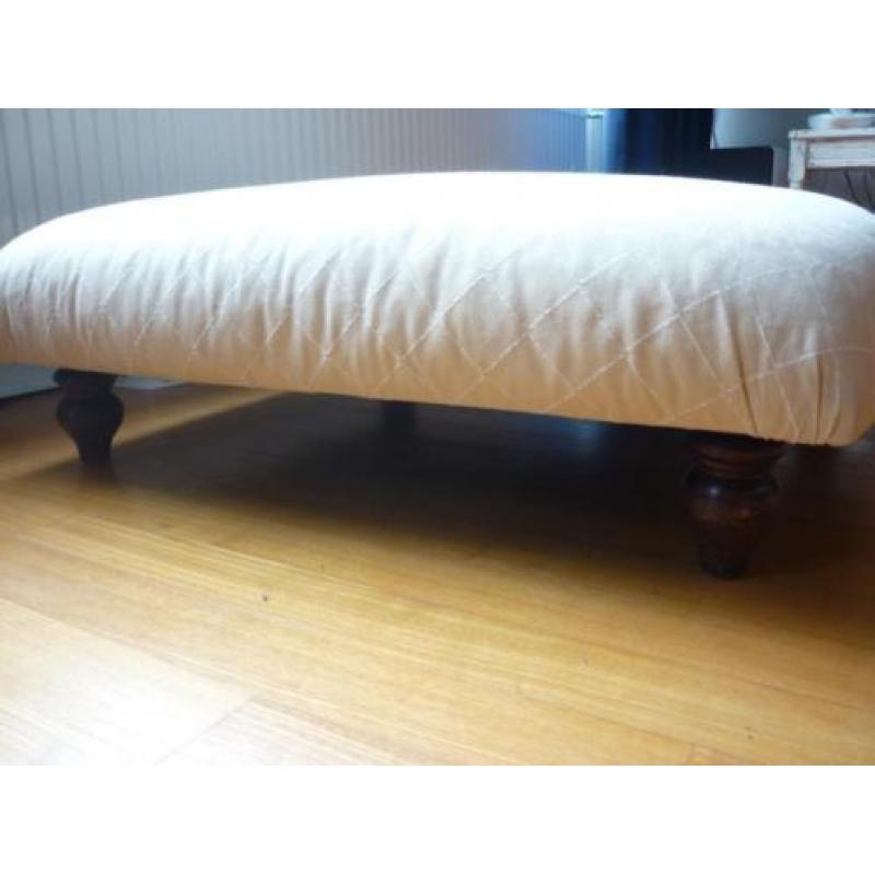 prachtige hocker oud model/opnieuw bekleed creme