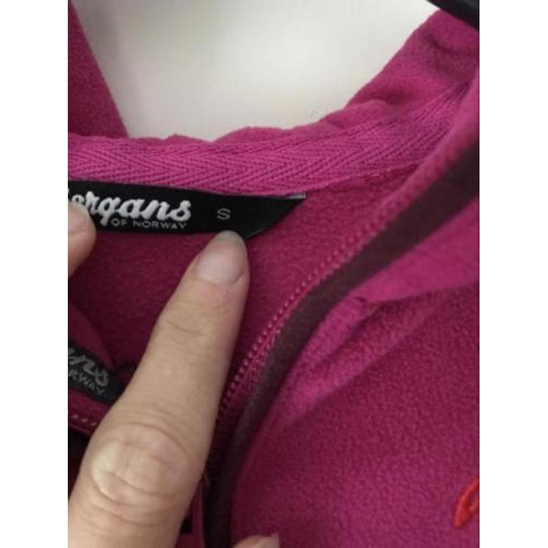 Mooie Bergans of Norway fleece Donkerroze. Mt S Nieuwstaat!